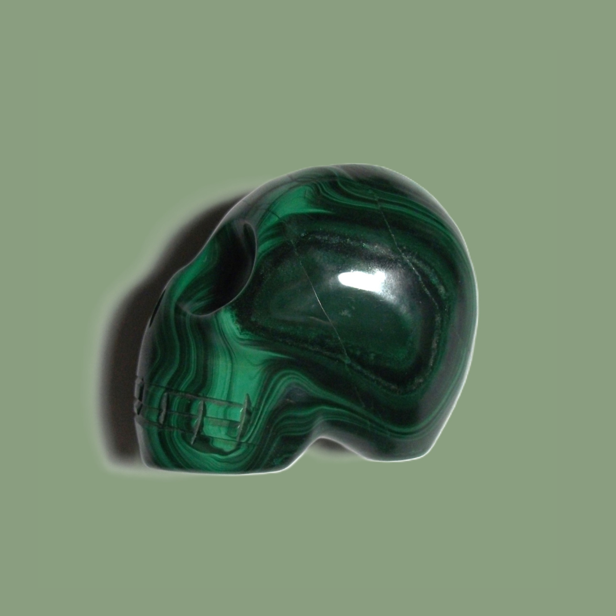 Crâne en malachite naturelle