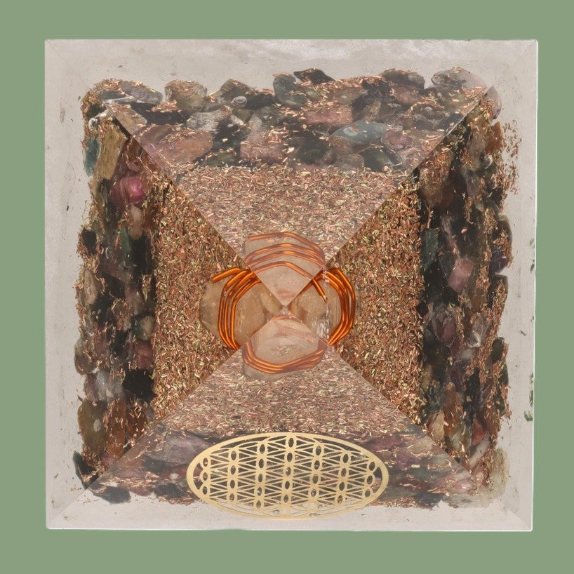 Pyramide Orgonite de Tourmaline Bicolore en Résine avec Fleur de Vie