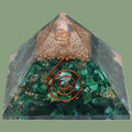 Pyramide en résine de malachite avec spirale en cuivre