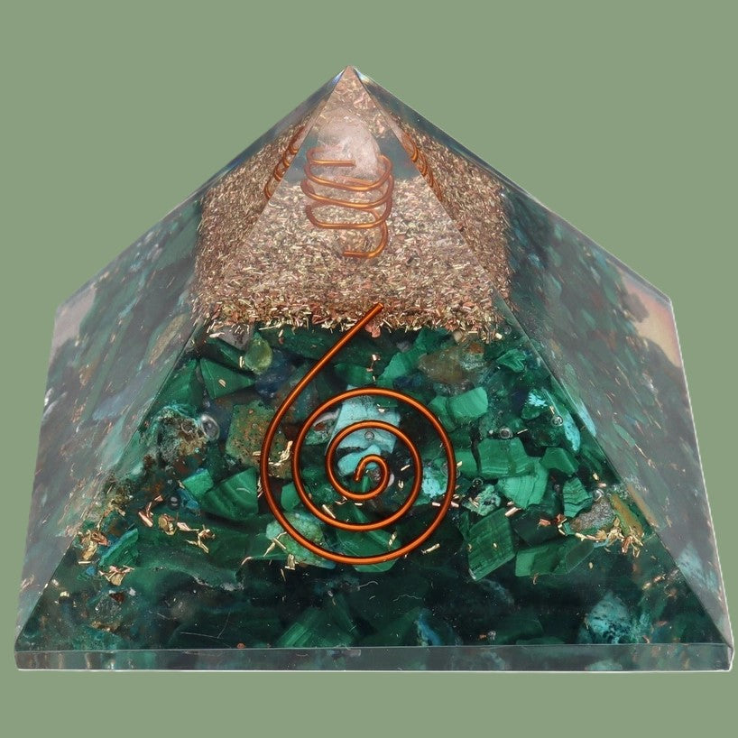 Pyramide en résine de malachite avec spirale en cuivre