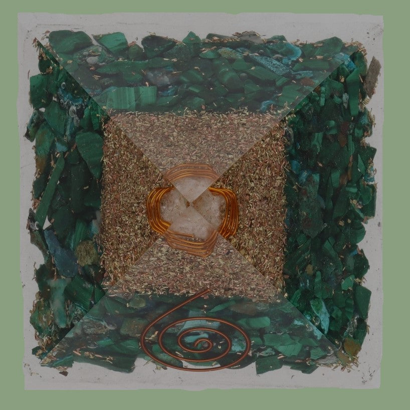 Pyramide en résine de malachite avec spirale en cuivre