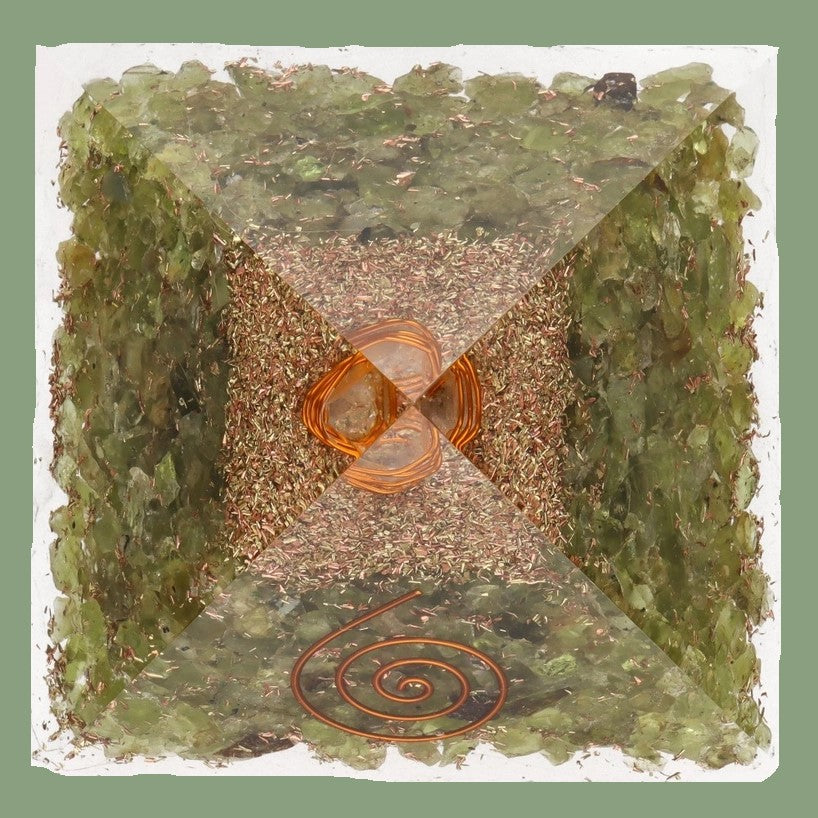 Pyramide Orgonite en Résine avec Péridot et Spirale