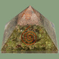 Pyramide Orgonite en Résine avec Péridot et Spirale