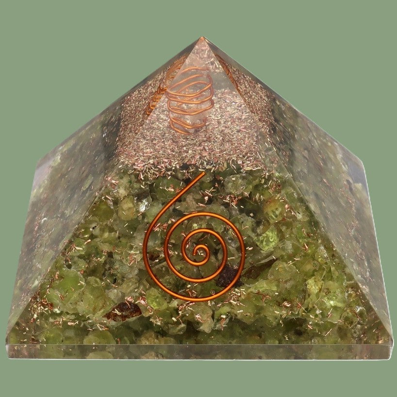 Pyramide Orgonite en Résine avec Péridot et Spirale