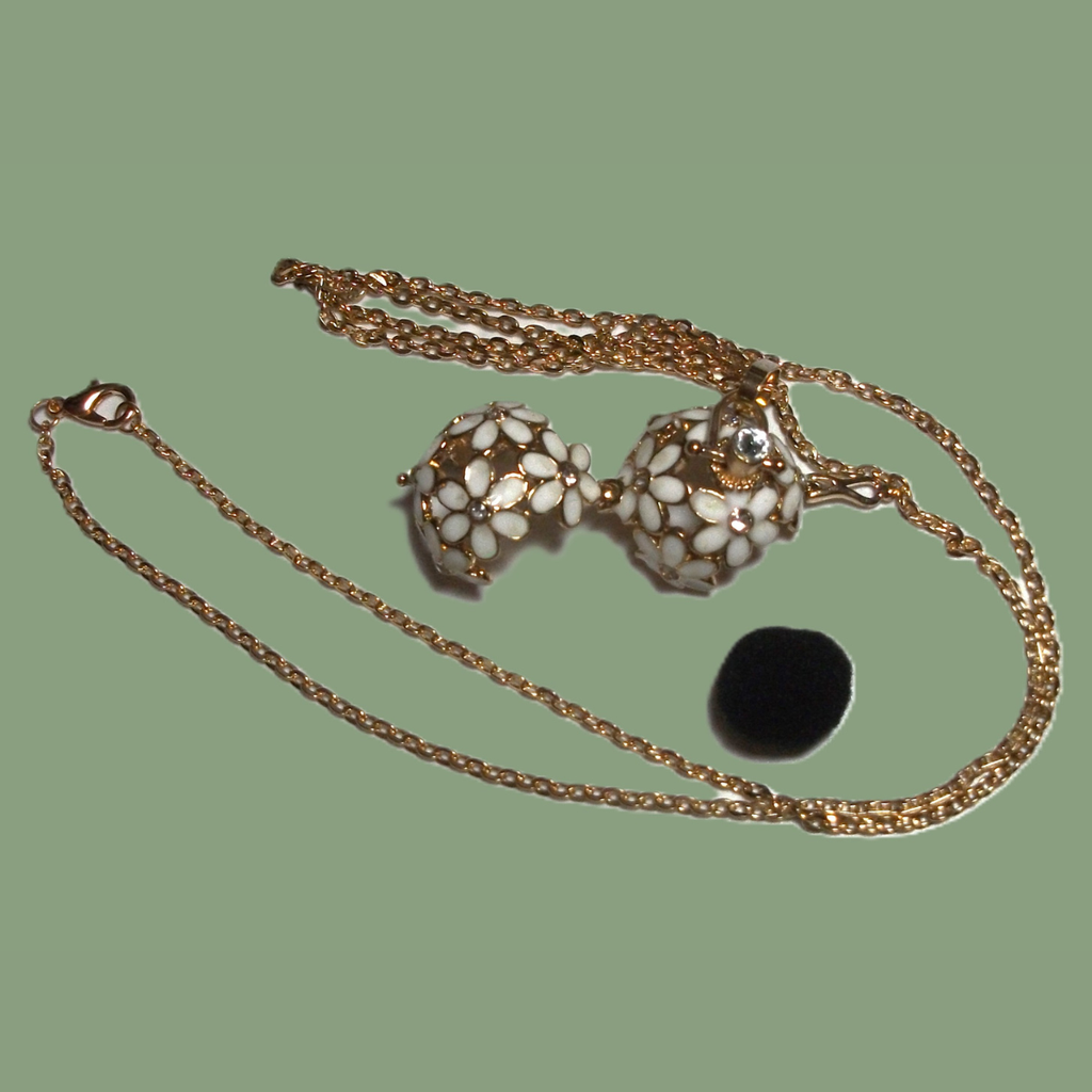 Pendentif diffuseur d'huiles essentielles Fleurs et strass